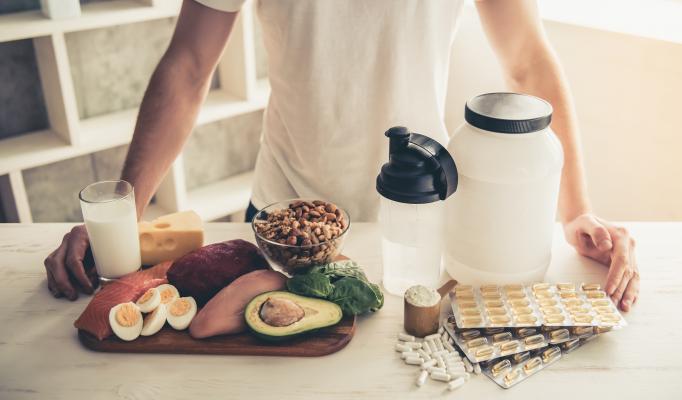 Olika proteinrika livsmedel så som köttbit, mejeriprodukter, nötter